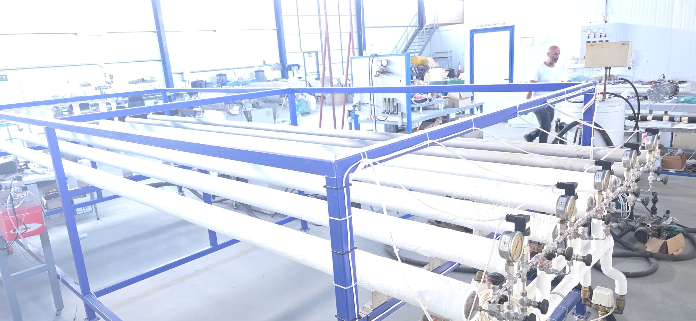 Wide laboratory view of the four-pipe metal-hydride test rig and its instrumented manifold.